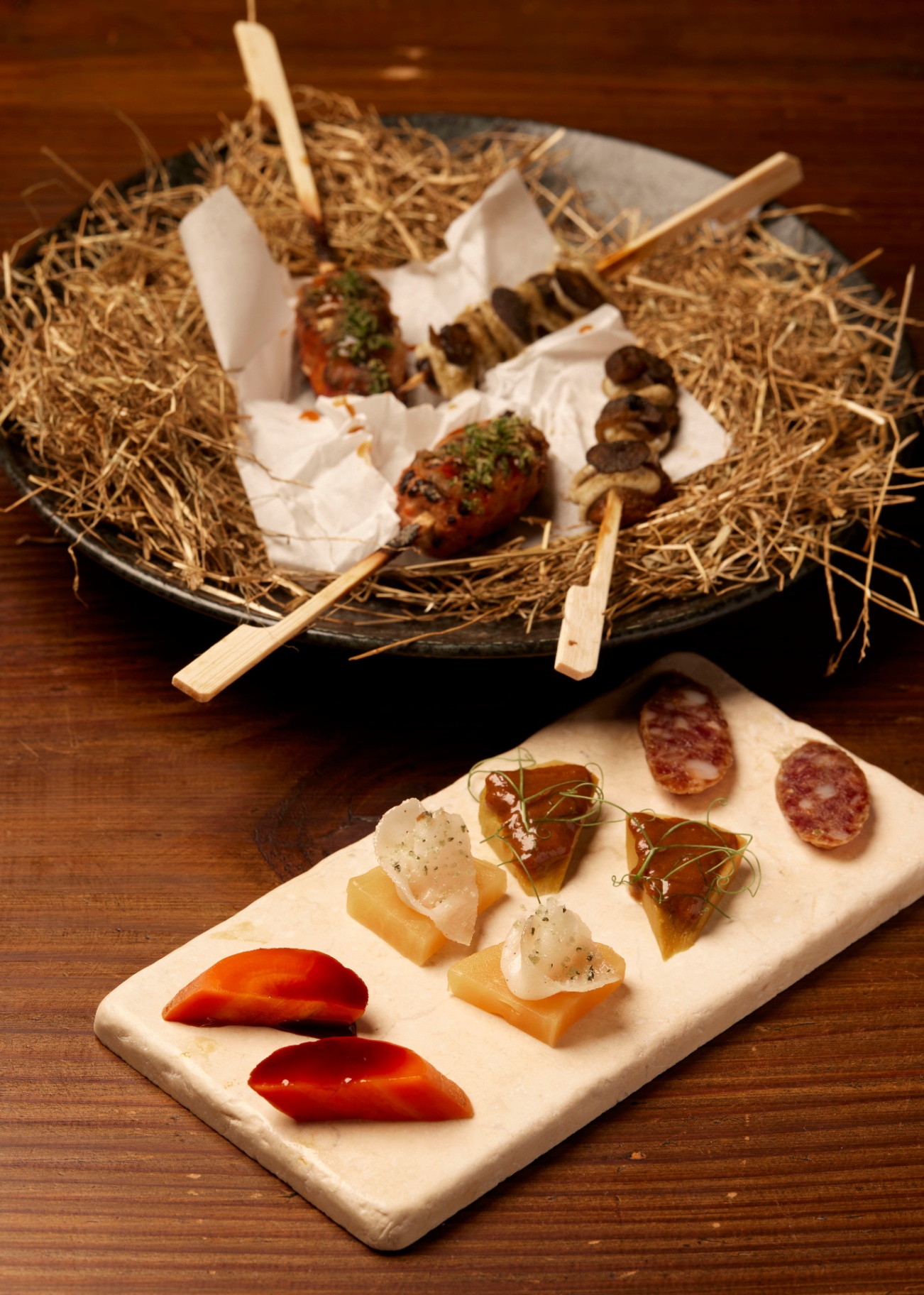 Snacks og små serveringer anrettet på bord hos Restaurant Grim